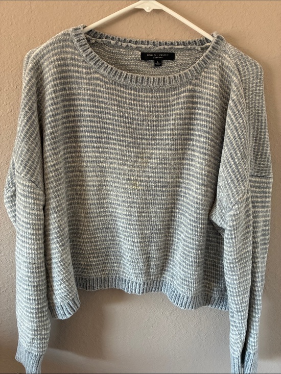 Romeo & Juliet Couture Sweaters - Romeo & Juliet Couture Heather Gray Crewneck Sweater